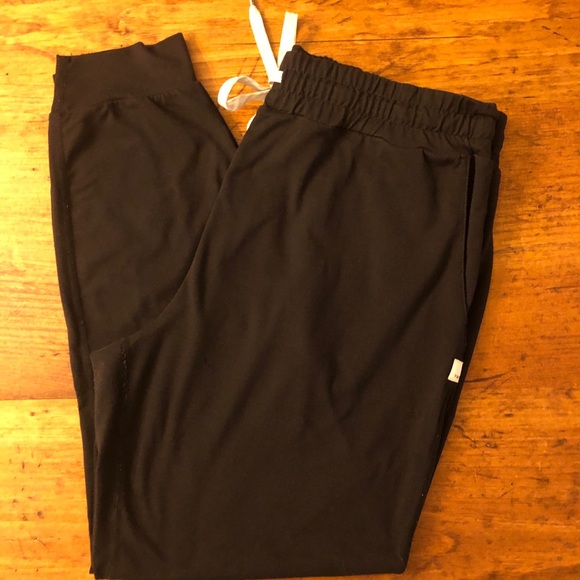 Vuori Pants - Vuori Women’s Performance jogger, size Large. Black.